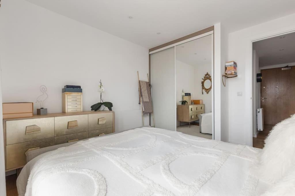 Modern New 1-Bedroom Home Stunning Views Λονδίνο Εξωτερικό φωτογραφία
