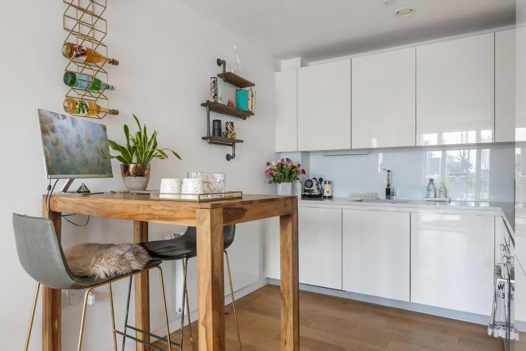 Modern New 1-Bedroom Home Stunning Views Λονδίνο Εξωτερικό φωτογραφία